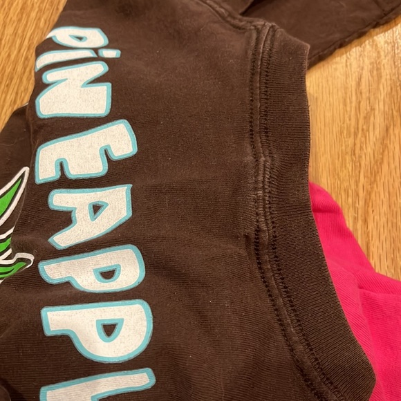 Bundle of two pineapple Willy’s T-shirts. - Picture 11 of 11